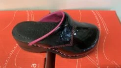 Sabot Enfant Sanita Noir Brillant Couture Rose