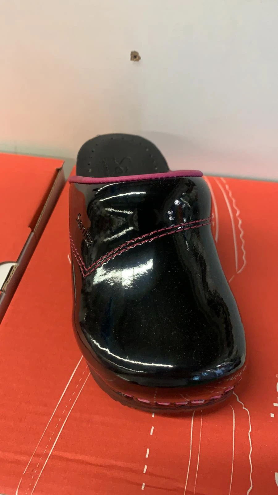 Sabot Enfant Sanita Noir Brillant Couture Rose 3 Sabot Enfant Sanita Noir Brillant Couture Rose – Image 2