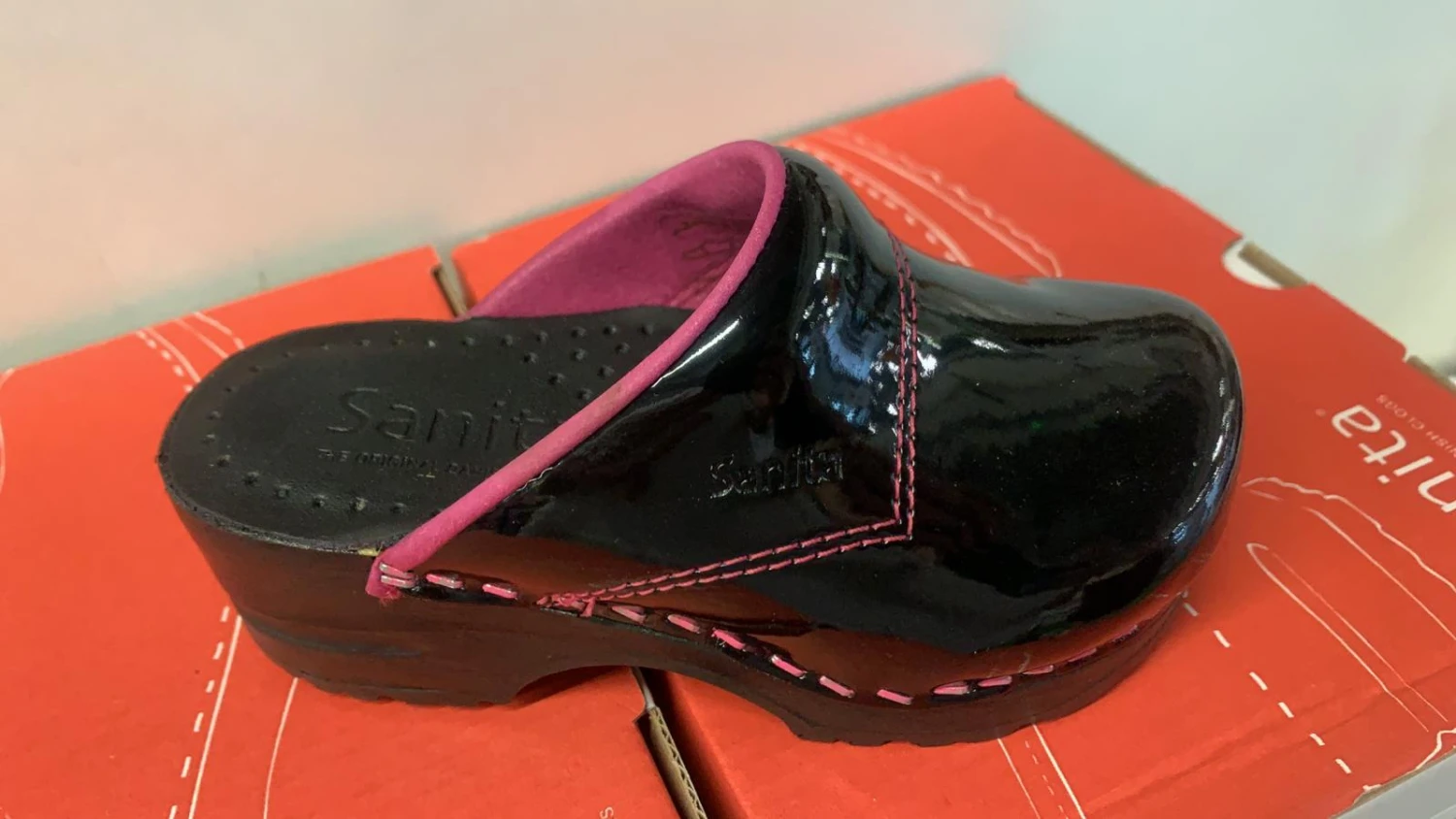 Sabot Enfant Sanita Noir Brillant Couture Rose 5 Sabot Enfant Sanita Noir Brillant Couture Rose – Image 4